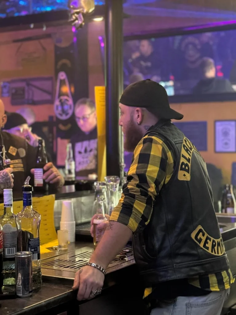 Black Rider Member an einer Bar während eines Clubabends