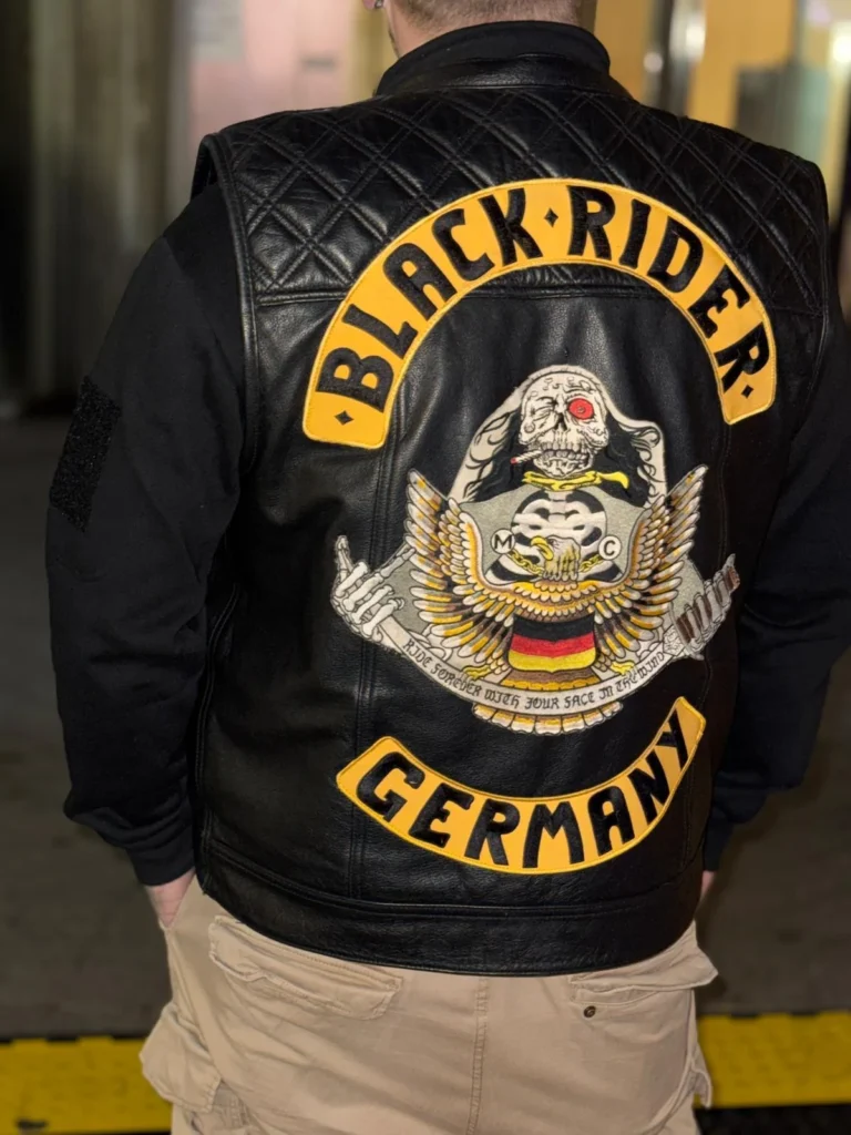 Rückenansicht einer Black Rider Lederweste mit Club-Emblem