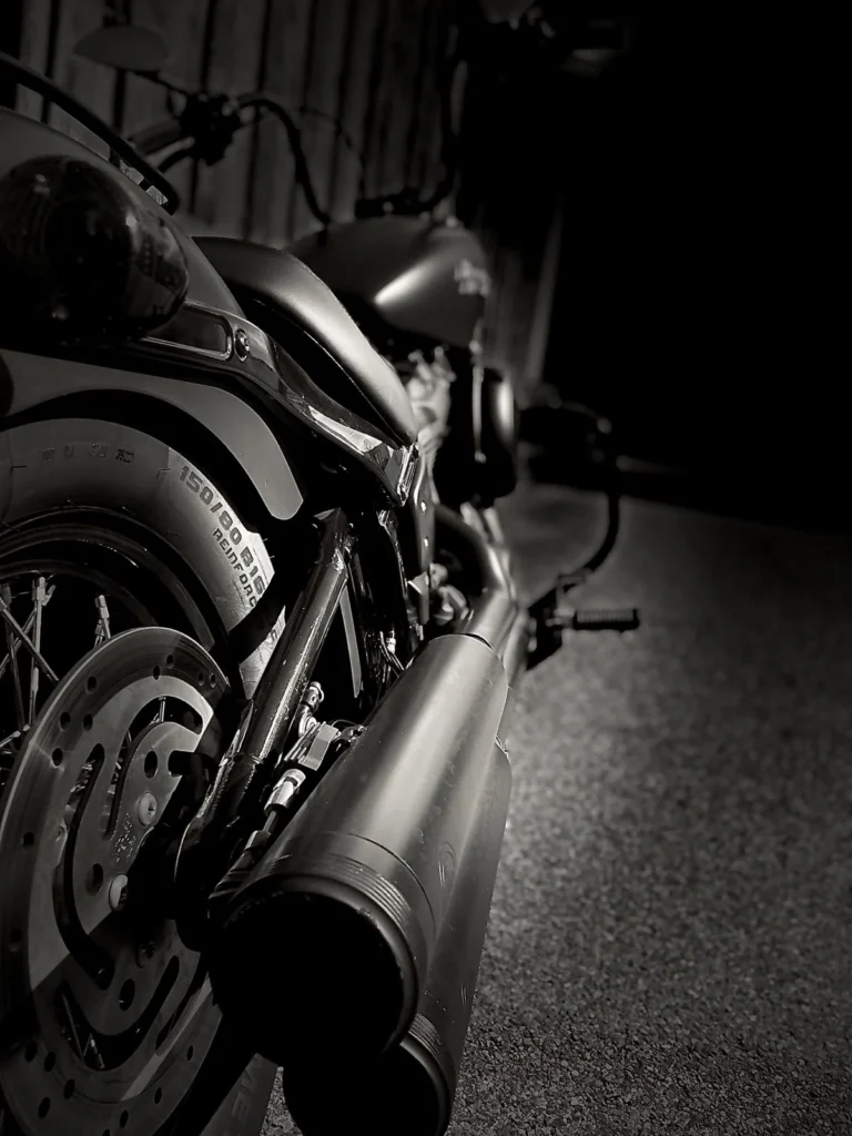 Schwarz-Weiß-Detailaufnahme eines Black Rider Motorrads