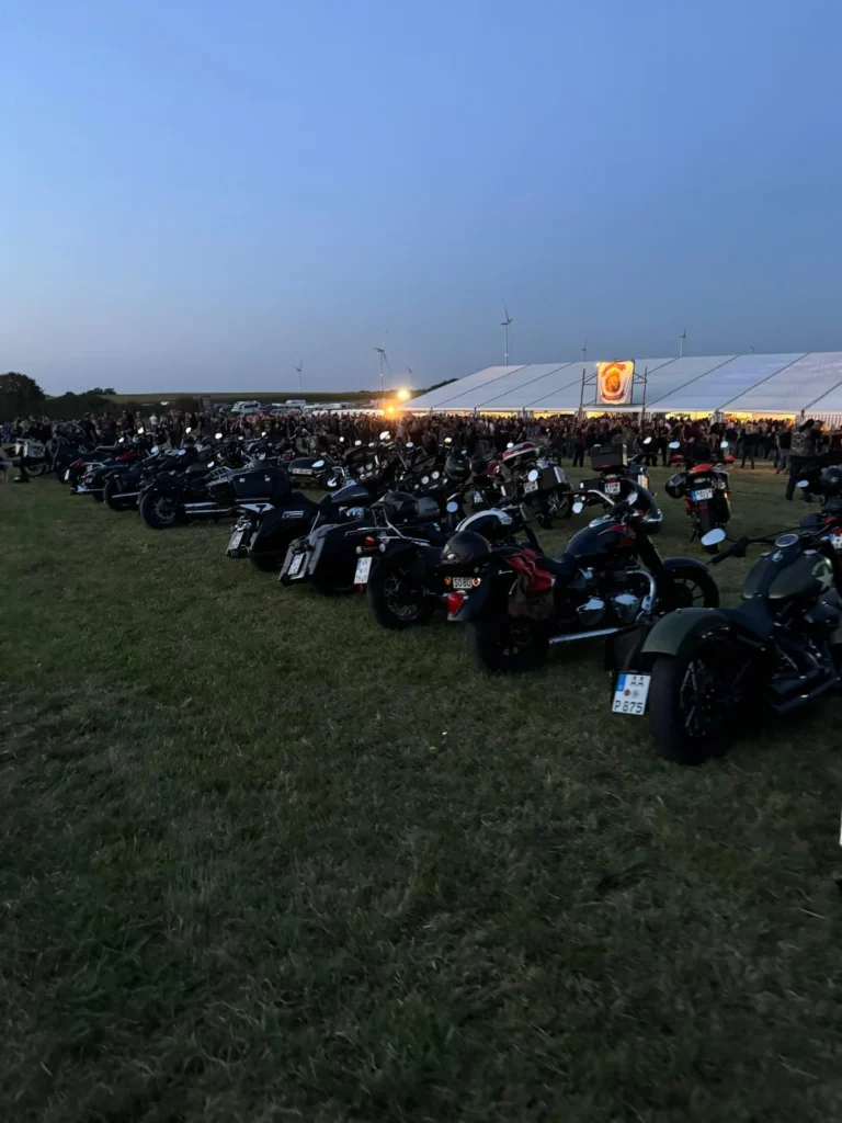 Zahlreiche Motorräder bei einem großen Treffen am Abend
